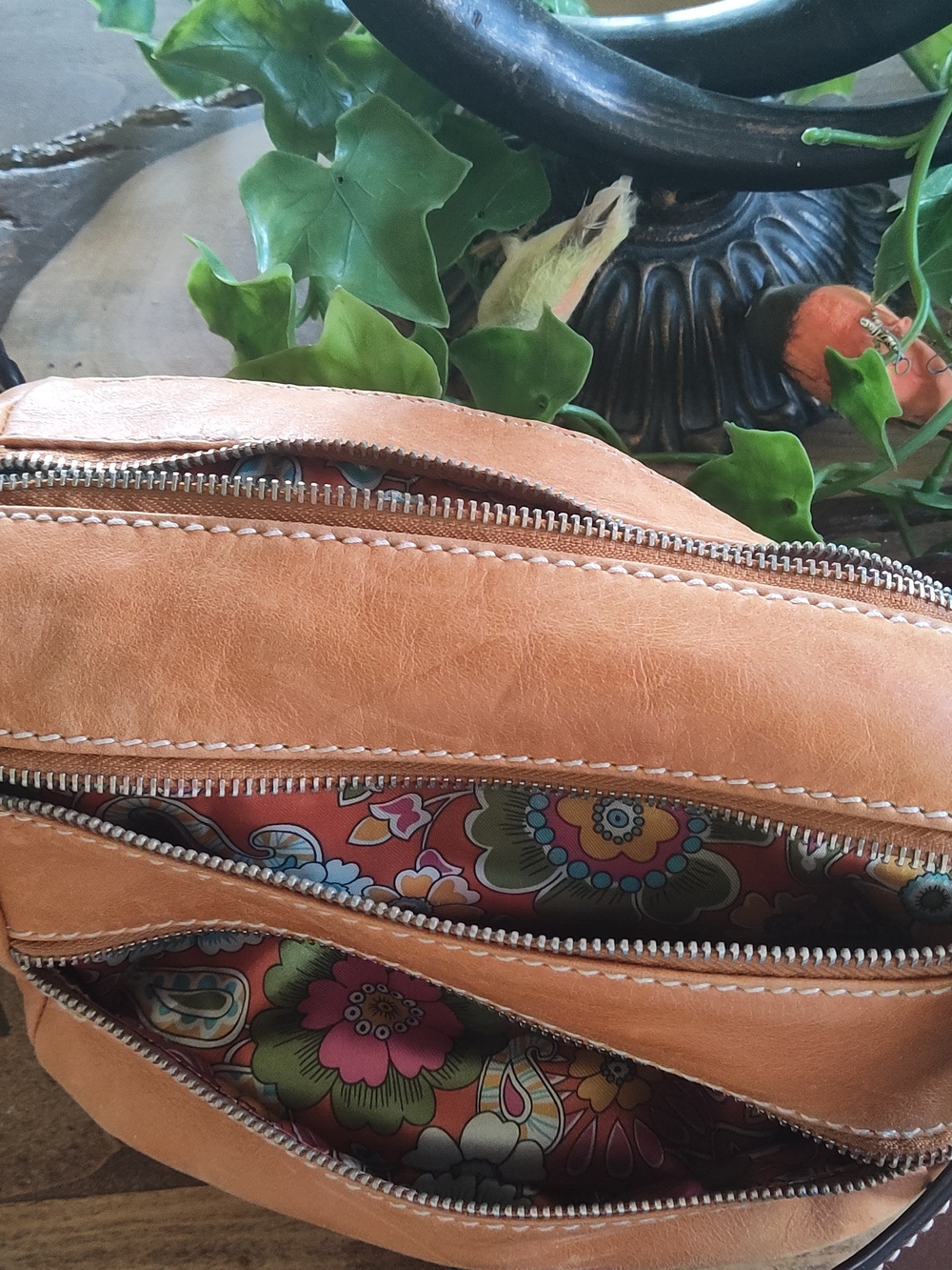 Vintage Danier Tan Leather Crossbody with Front Zip Pocket - Picture 3 of 7